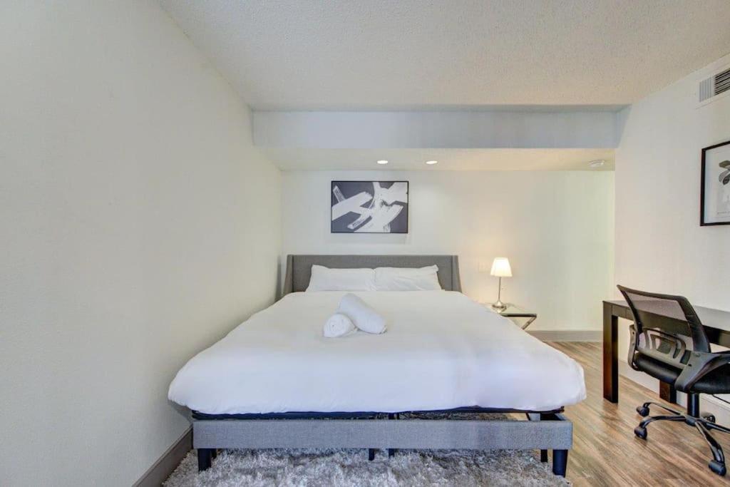 Lux Suite /King Bed /Free Parking/Pool/First Floor Хюстън Екстериор снимка
