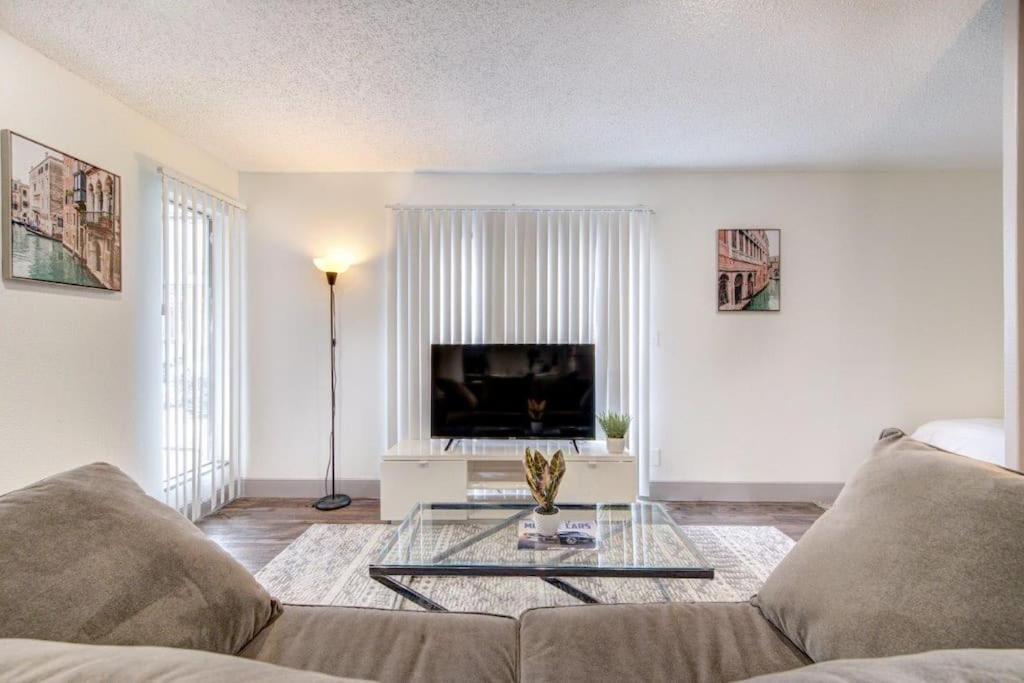 Lux Suite /King Bed /Free Parking/Pool/First Floor Хюстън Екстериор снимка