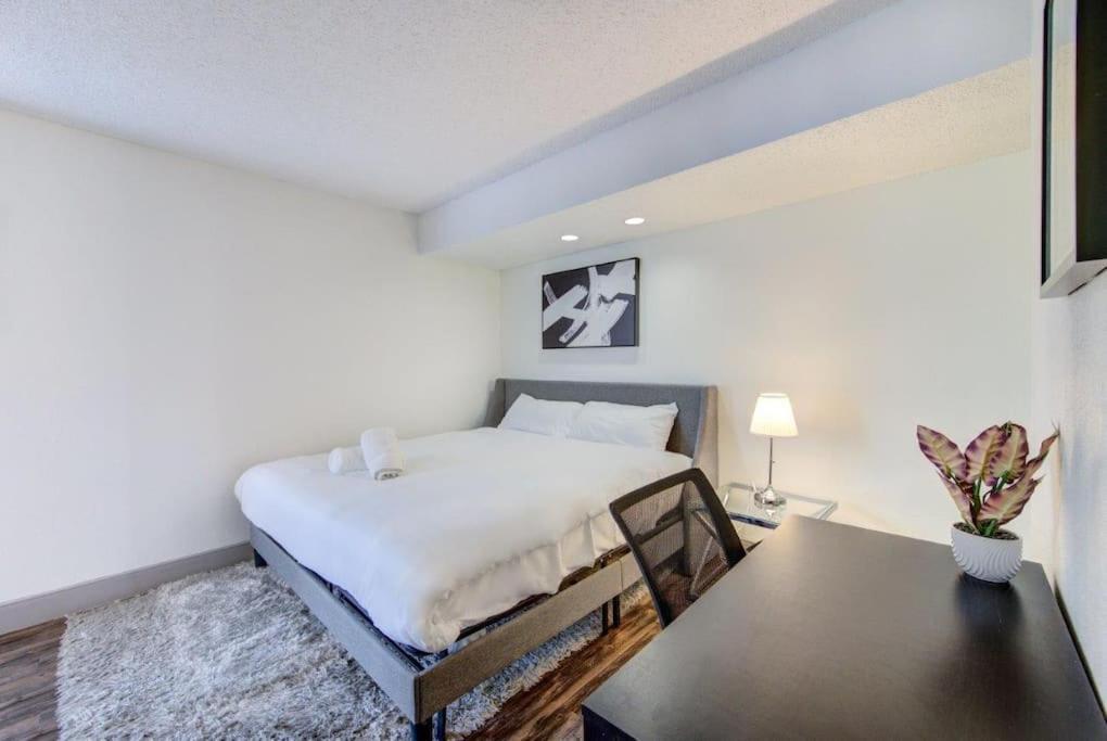 Lux Suite /King Bed /Free Parking/Pool/First Floor Хюстън Екстериор снимка