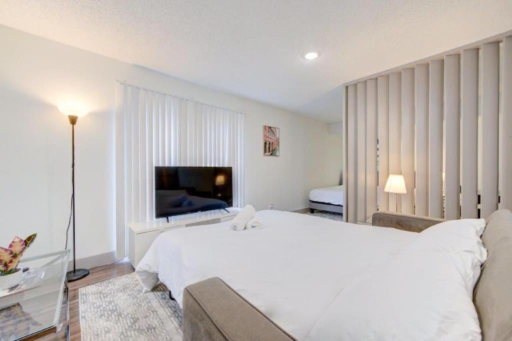 Lux Suite /King Bed /Free Parking/Pool/First Floor Хюстън Екстериор снимка