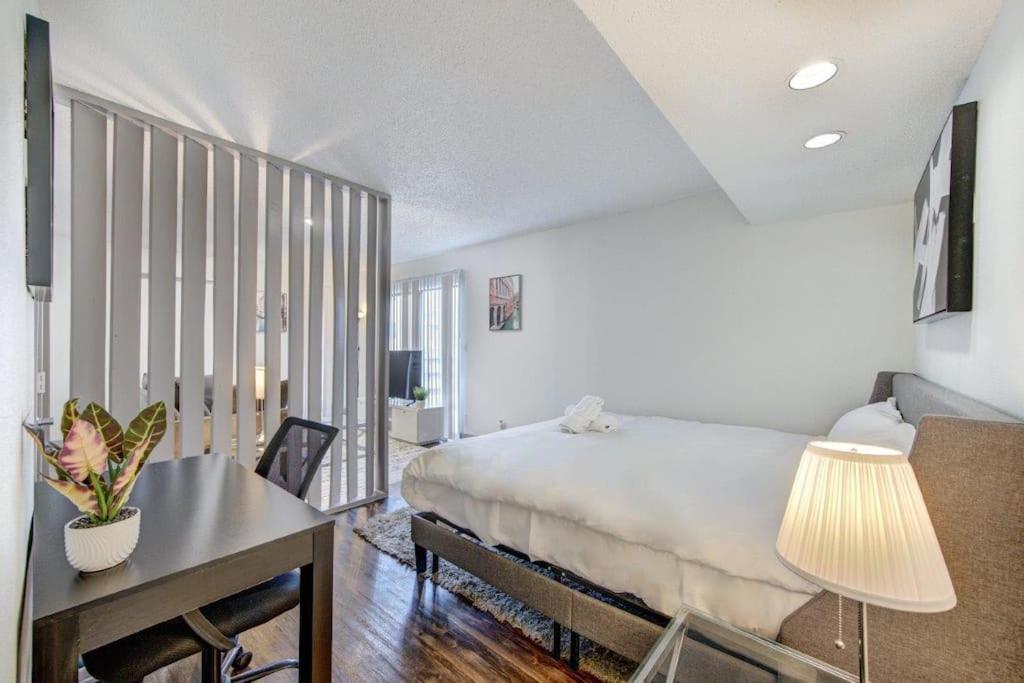Lux Suite /King Bed /Free Parking/Pool/First Floor Хюстън Екстериор снимка