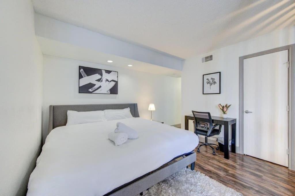 Lux Suite /King Bed /Free Parking/Pool/First Floor Хюстън Екстериор снимка