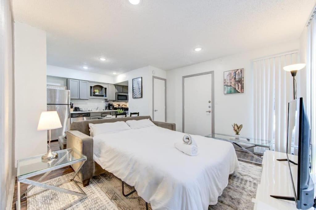 Lux Suite /King Bed /Free Parking/Pool/First Floor Хюстън Екстериор снимка