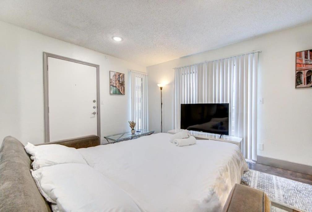 Lux Suite /King Bed /Free Parking/Pool/First Floor Хюстън Екстериор снимка